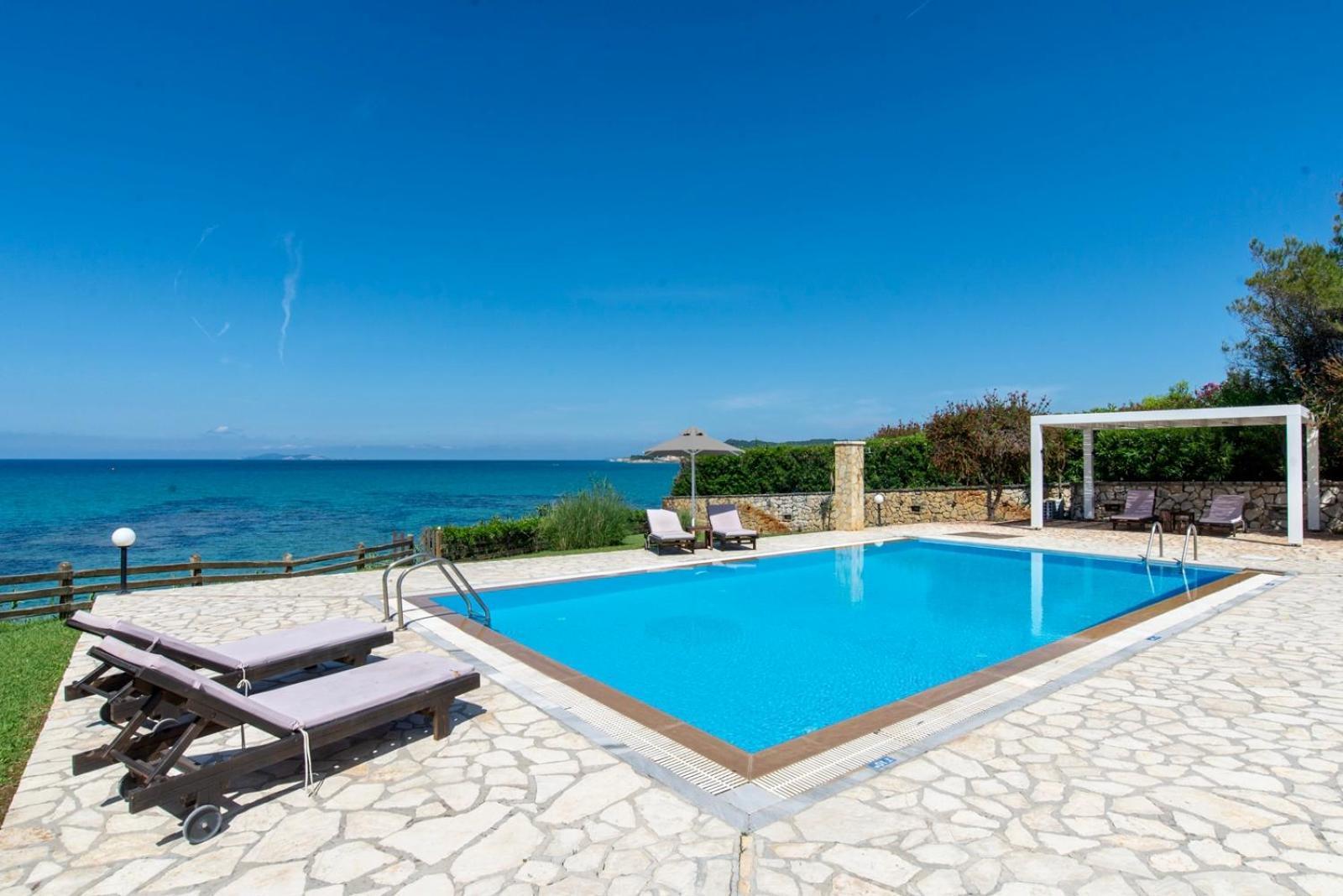 Beachfront Villa Victoras - With Private Beach Sidárion Extérieur photo